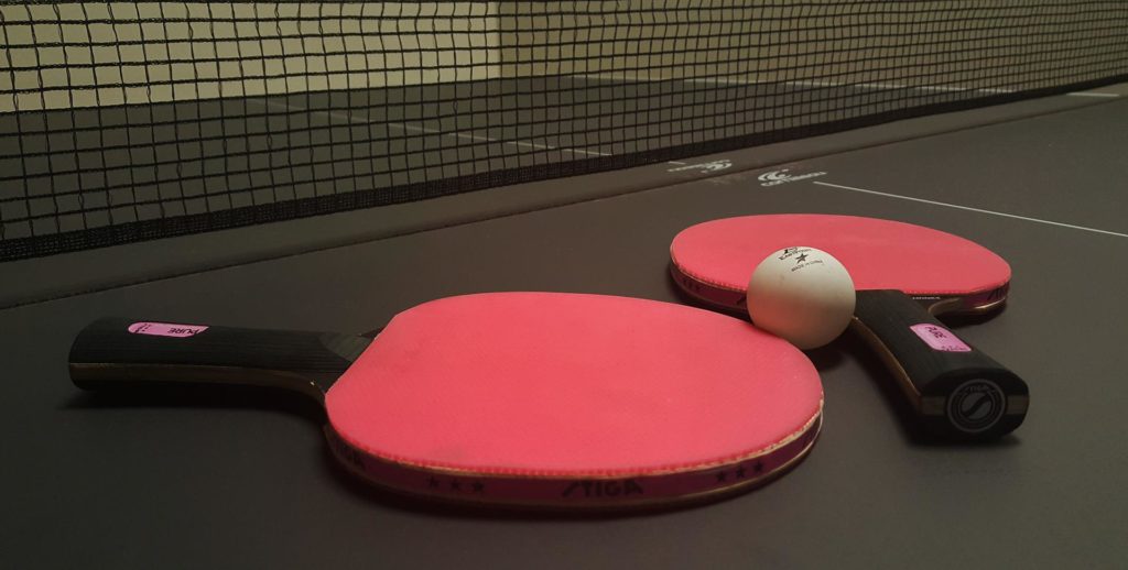 reketi, mrežica i loptica za stolni tenis