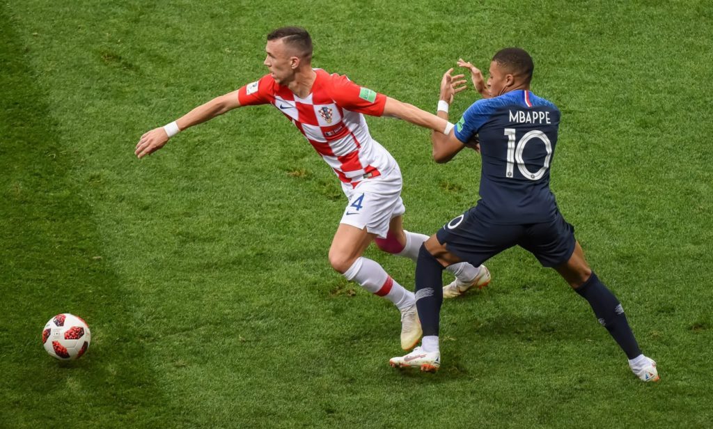 Ivan Peri&scaron;ić u duelu s Kylianom Mbappeom (Kako je Hrvatska osvojila srebro na SP-u 2018.)
