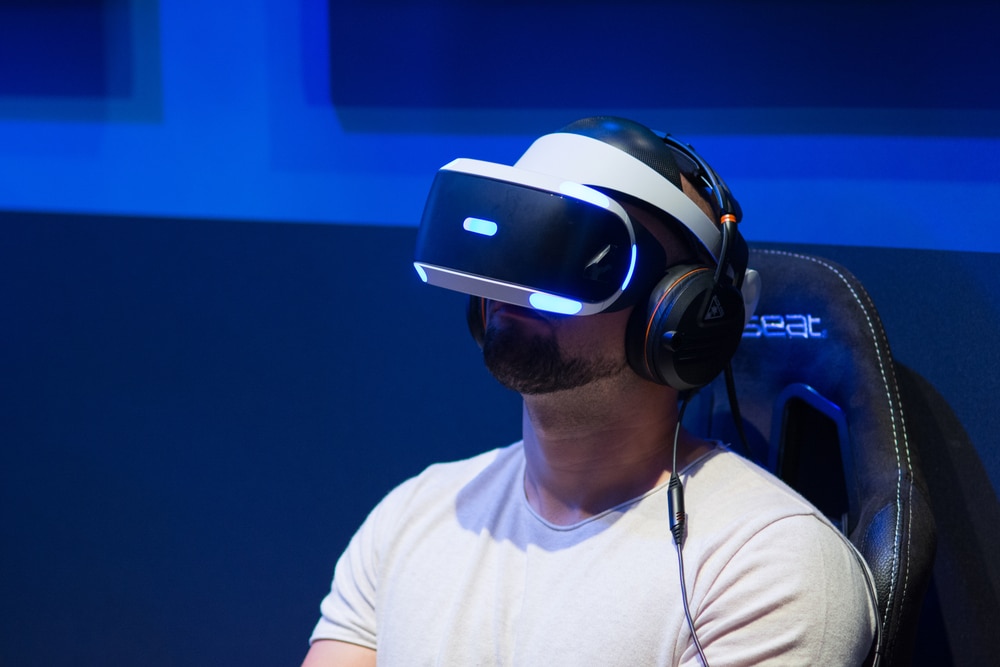 osoba koristi VR naočale