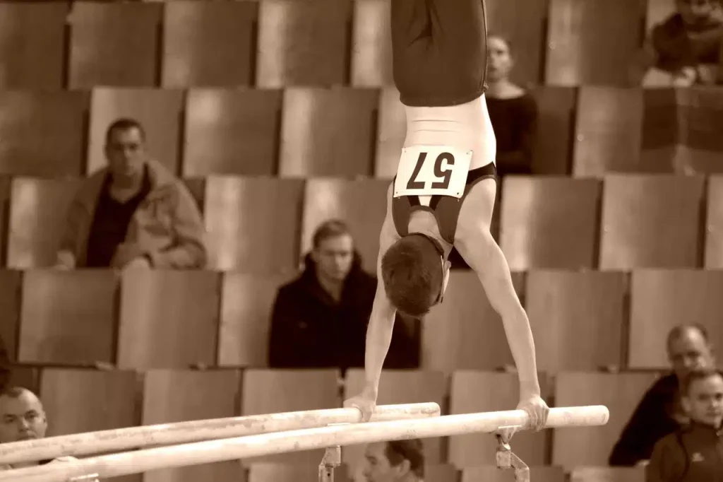 mladic-se-bavi-gimnastikom