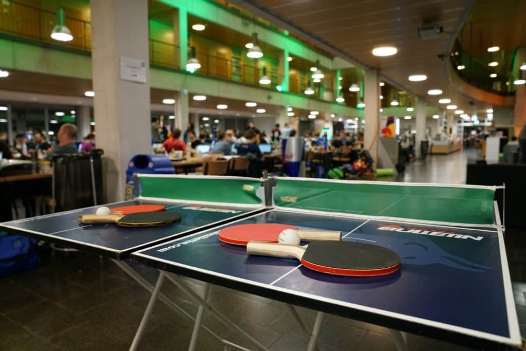 Stolnoteniski reketi i loptice na stolovima (pravila stolnog tenisa)