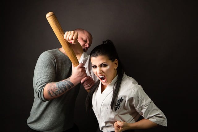 Djevojka u kimonu bori se protiv uličnog zlostavljača (taekwondo pravila borbe)