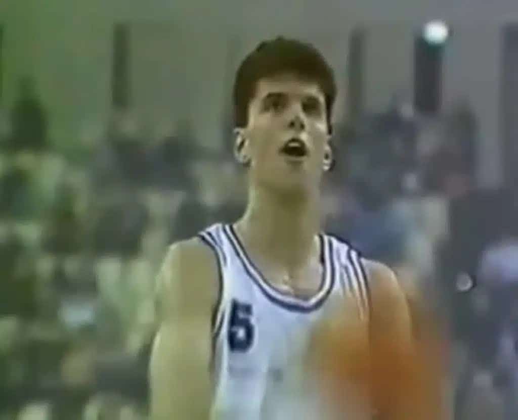 Dražen Petrović priprema se izvesti slobodno bacanje (Kada je uvedena trica u ko&scaron;arci)