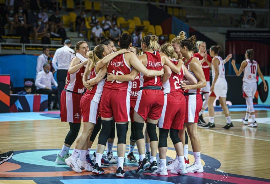 Zagrljene ko&scaron;arka&scaron;ice hrvatske reprezentacije