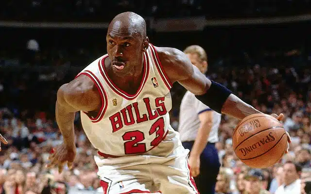 Michael Jordan s loptom  na utakmici Chicago Bullsa