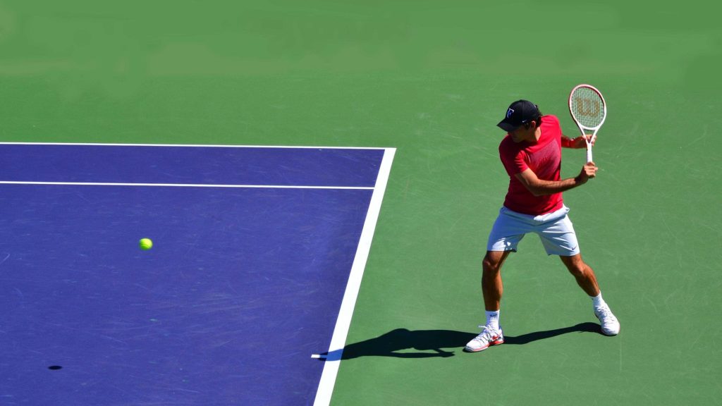 Najveći tenisač ikada, Roger Federer, priprema se izvesti bekend udarac