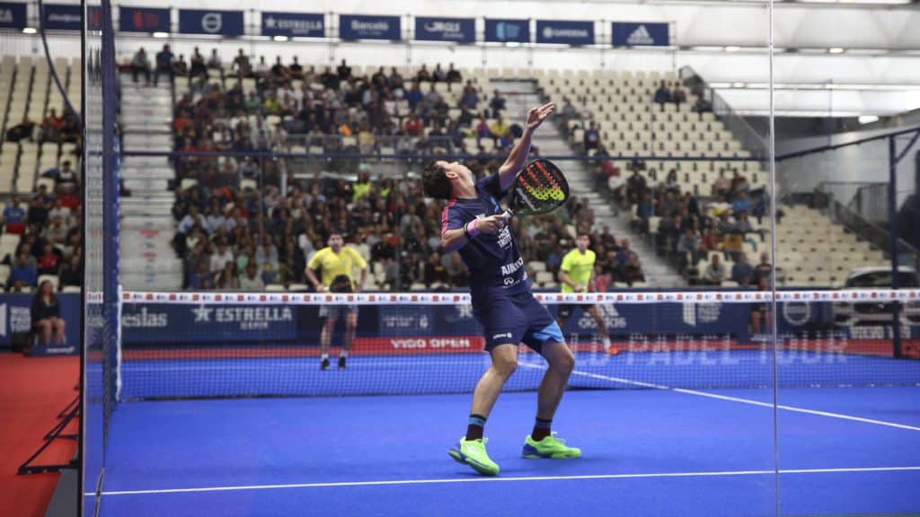 Muškarac servira u igri padela (što je padel)