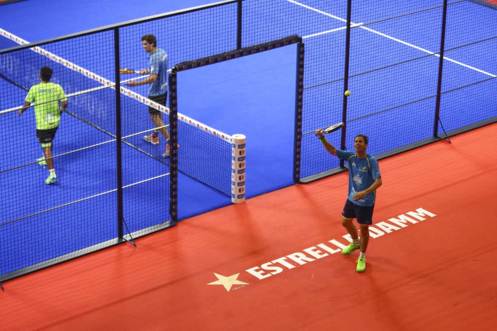 Mladić se zabavlja igrajući padel