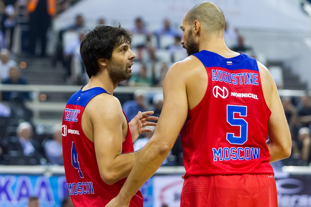 Milo&scaron; Teodosić i James Augustine u dresu CSKA Moskve tijekom Euroliga utakmice