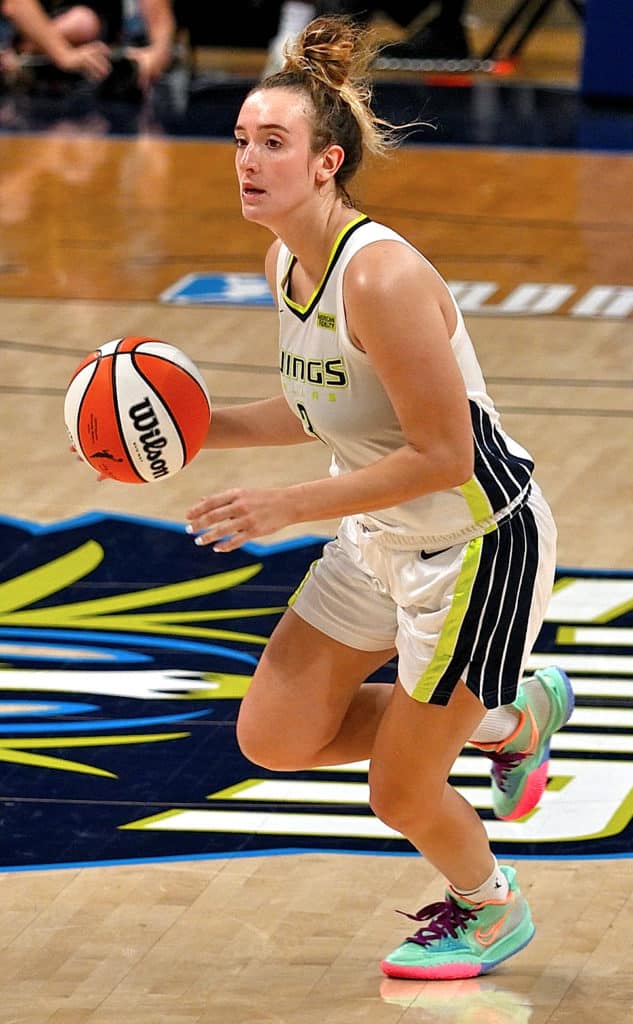 Ko&scaron;arka&scaron;ica u dresu Dallas Wingsa, WNBA ekipe