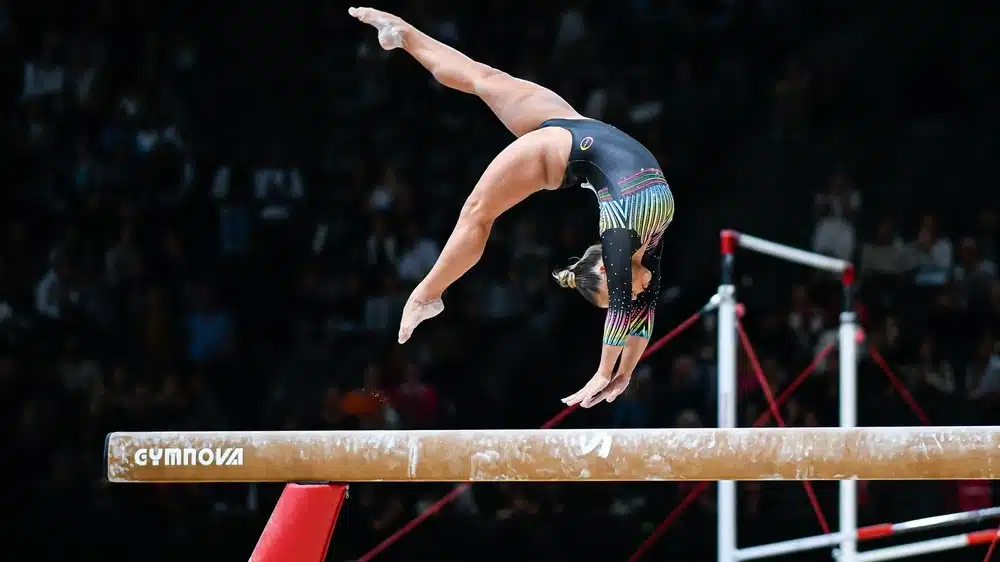 povijest-gimnastike-gimnasticarka-na-gredi