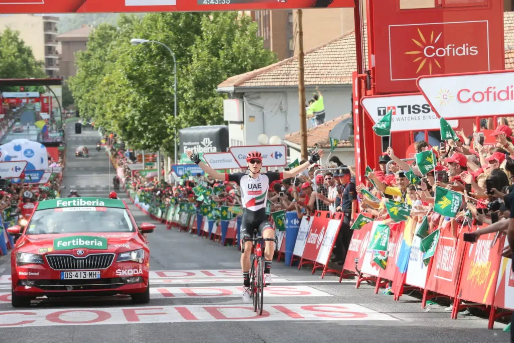 biciklist-ulazi-na-prvome-mjestu-u-cilj-etape-na-vuelti