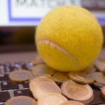 Teniska loptica i kovanice na laptopu (kako se kladiti na tenis)