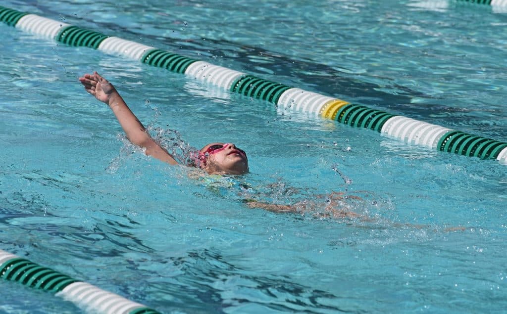 Plivačica pliva leđnim stilom