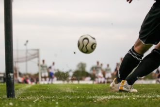 Igrač izvodi korner primjenjujući pravila nogometa