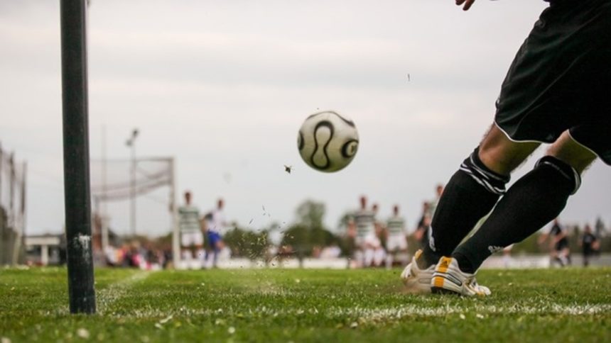 Igrač izvodi korner primjenjujući pravila nogometa