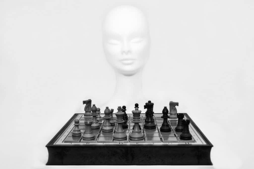 Šahovska ploča s raštrkanim figurama