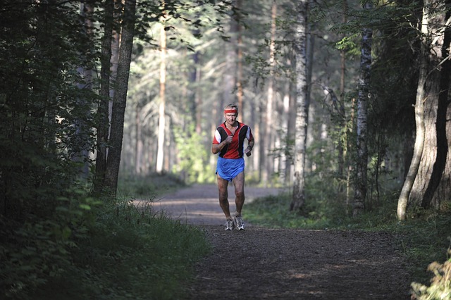 Muškarac trči u šumi