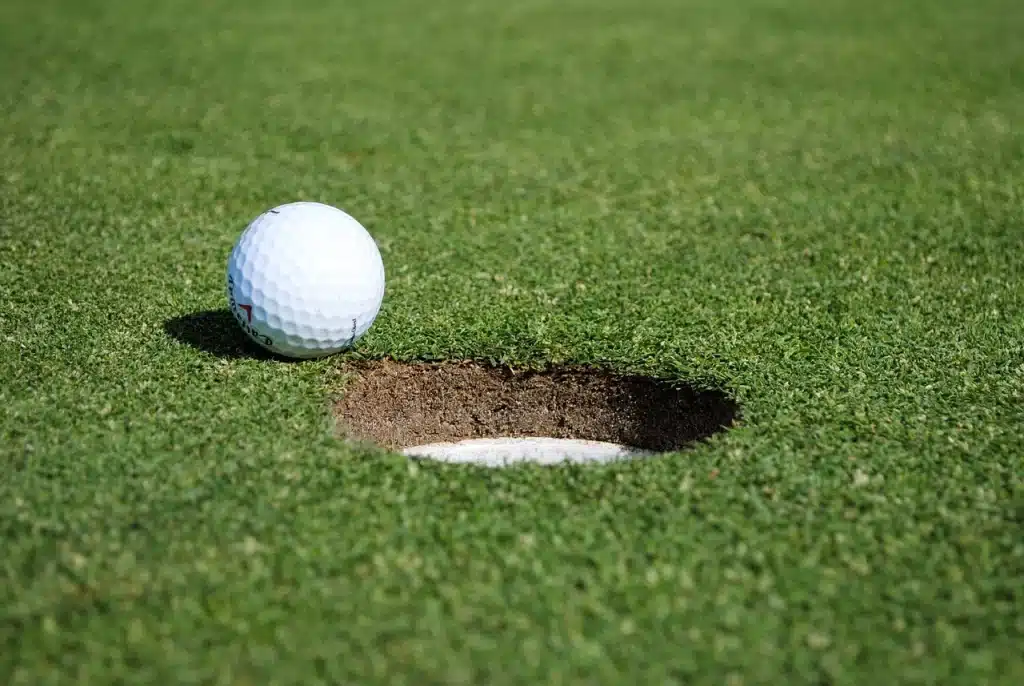 Golf loptica pored rupe