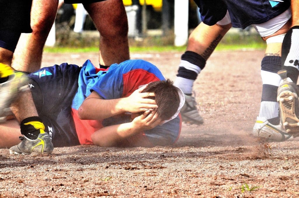 Igrač leži na tlu tijekom ragbi utakmice