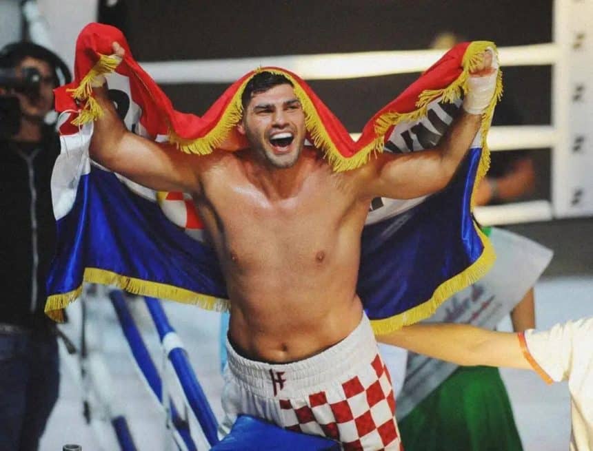 Filip Hrgović slavi s hrvatskom zastavom (boksačke kategorije)