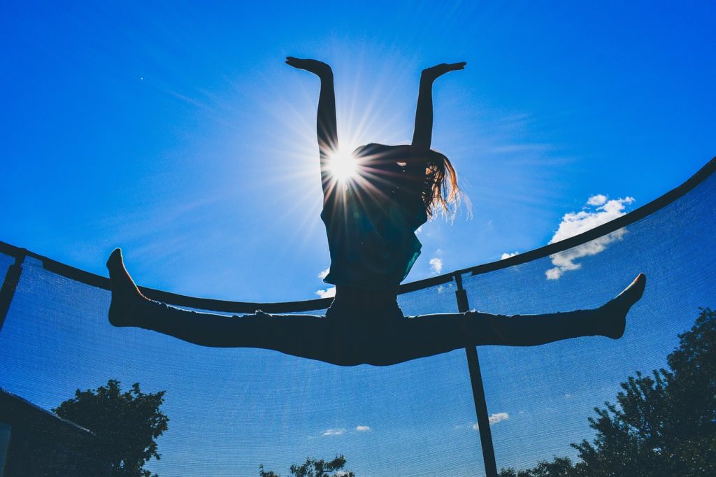Djevojka skače po trampolinu (discipline u gimnastici)