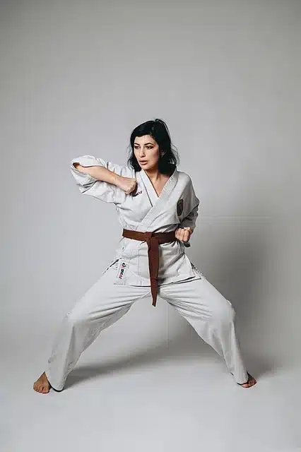 Žena u kimonu prakticira taekwondo