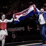 Lena Stojković s trenerom drži hrvatsku zastavu (taekwondo pravila)
