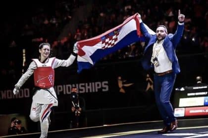 Lena Stojković s trenerom drži hrvatsku zastavu (taekwondo pravila)