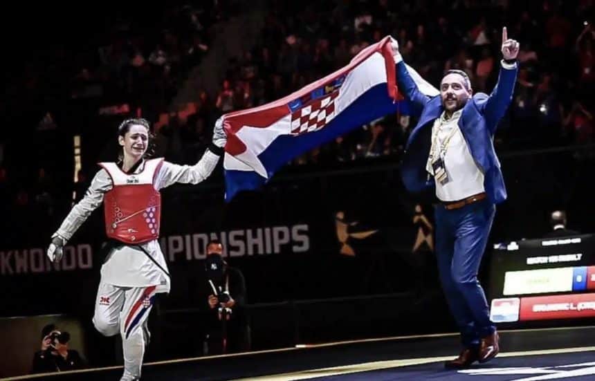 Lena Stojković s trenerom drži hrvatsku zastavu (taekwondo pravila)