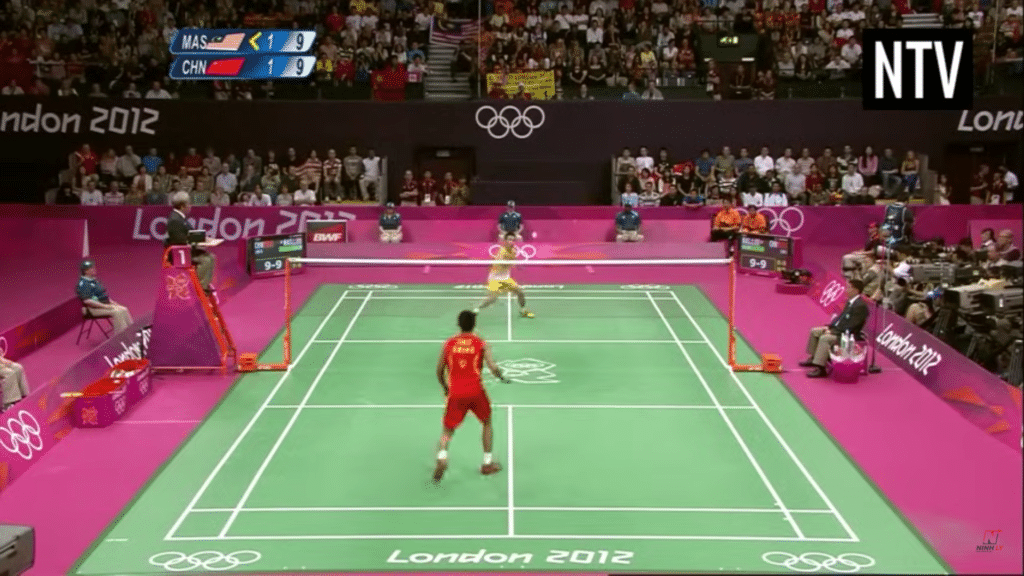 Predstavnik Malezije i Kine igraju meč badmintona na Olimpijskim igrama u Londonu 2012.