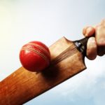 Udarač udara kriket loptu pokazujući kako se igra kriket