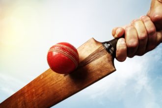 Udarač udara kriket loptu pokazujući kako se igra kriket