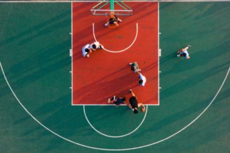 Muškarci igraju uličnu košarku (Povijest košarke)