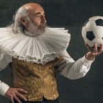 Sijedi muškarac drži najpoznatiju nogometnu loptu (Povijest nogometa)