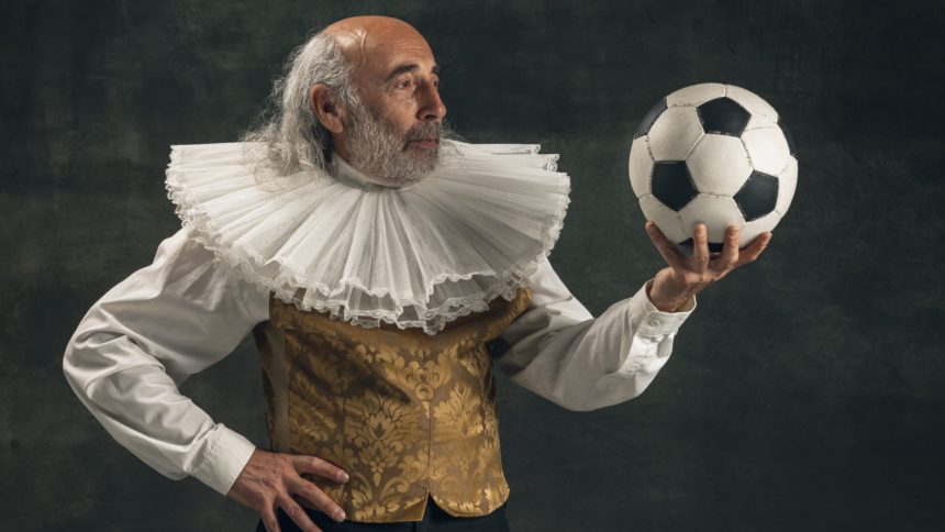 Sijedi muškarac drži najpoznatiju nogometnu loptu (Povijest nogometa)