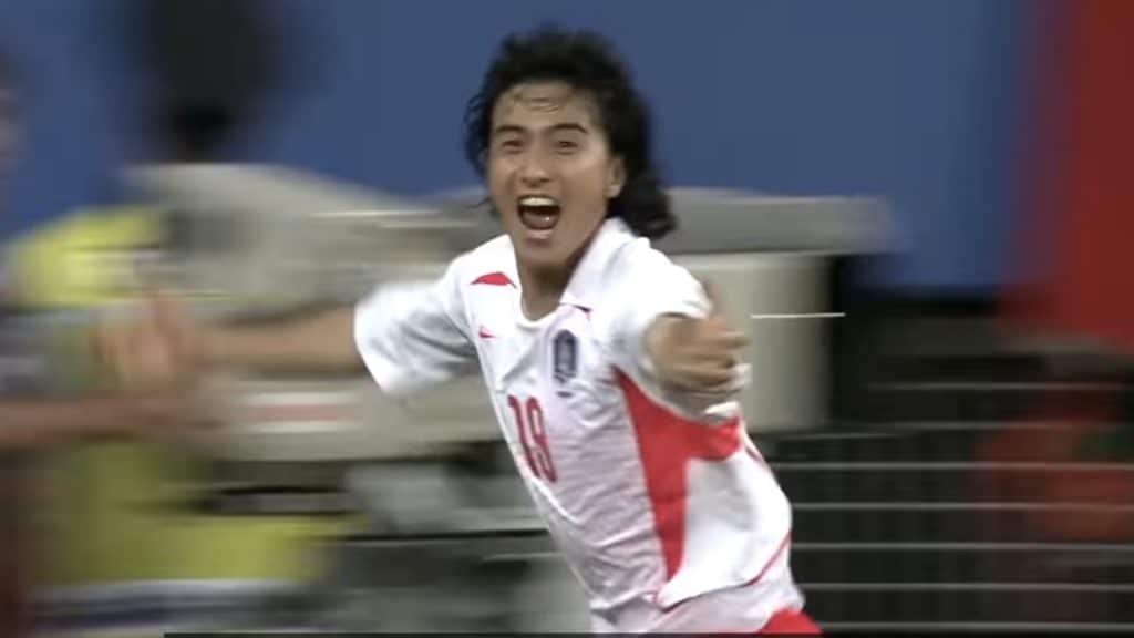 Ahn Jung-Hwan slavi zlatni gol za Južnu Koreju na Svjetskom prvenstvu 2002.