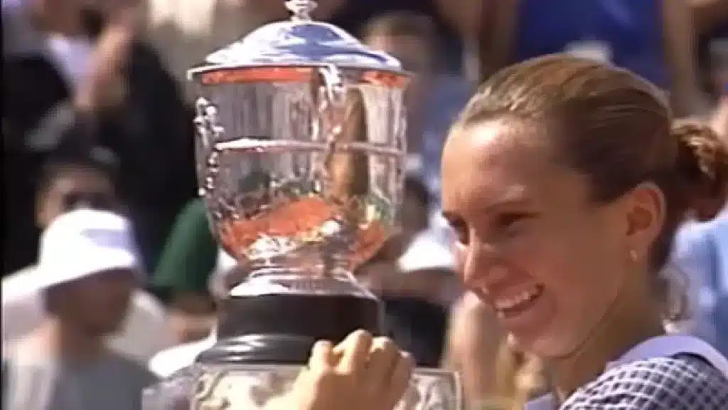 Iva Majoli s trofejem Roland Garrosa 1997. (povijest tenisa u Hrvatskoj)