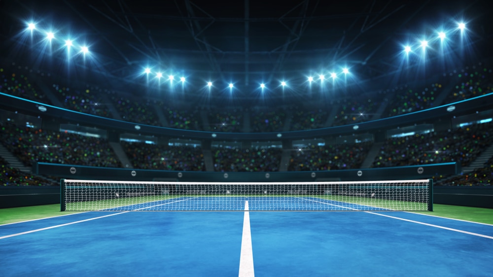 Teniski stadion obasjan svjetlima reflektora