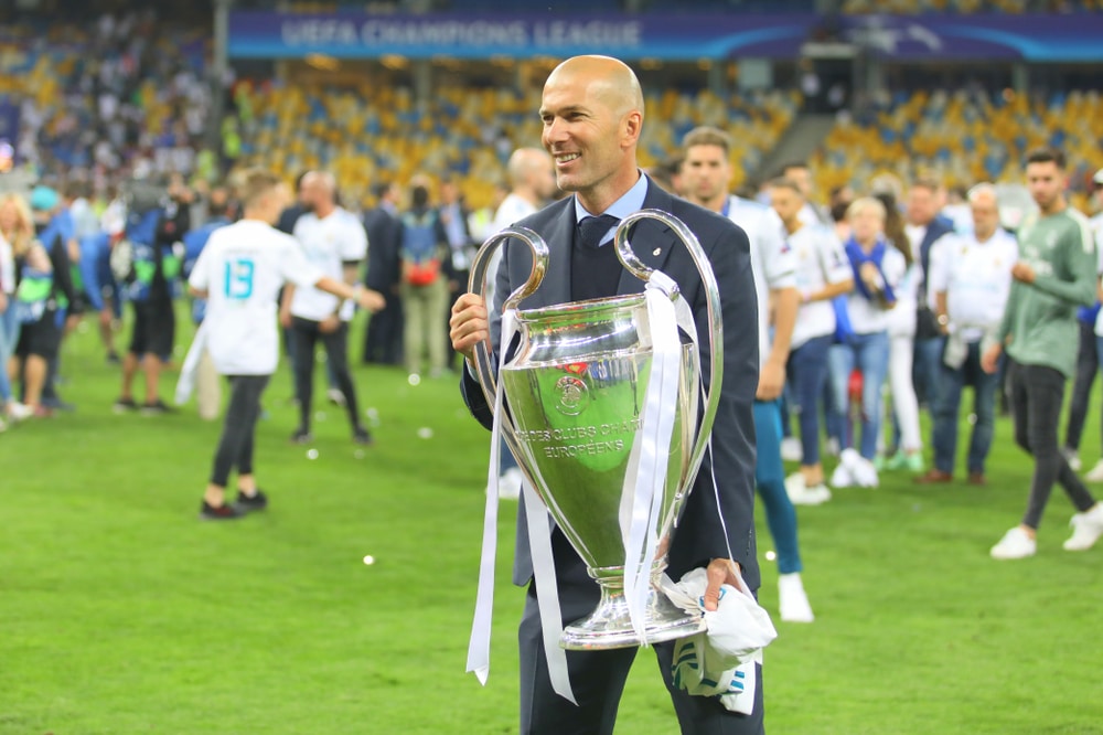 Zinedine Zidane s trofejem Lige prvaka (najuspješniji nogometni treneri)