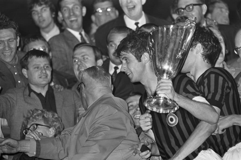 Igrači Milana s trofejem Kupa pobjednika kupova (što je bio Kup pobjednika kupova)