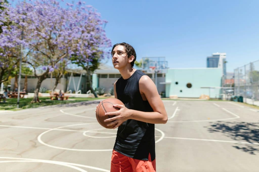 Mladić s košarkaškom loptom u rukama