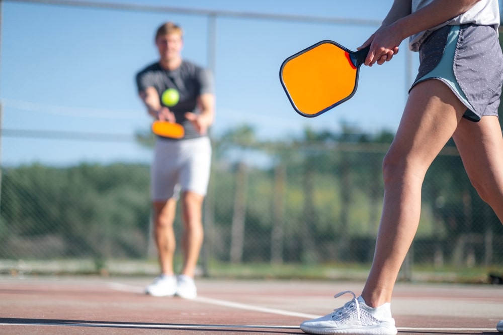 Mladi ljudi igraju pickleball (što je pickleball)