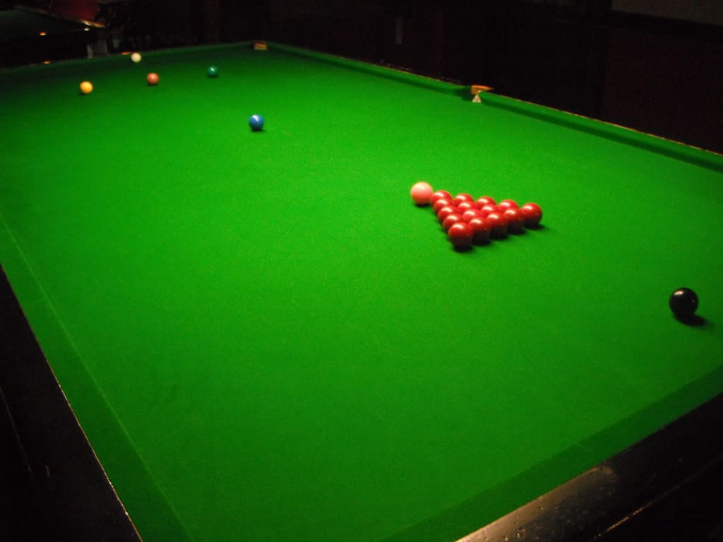 posložen stol za snooker