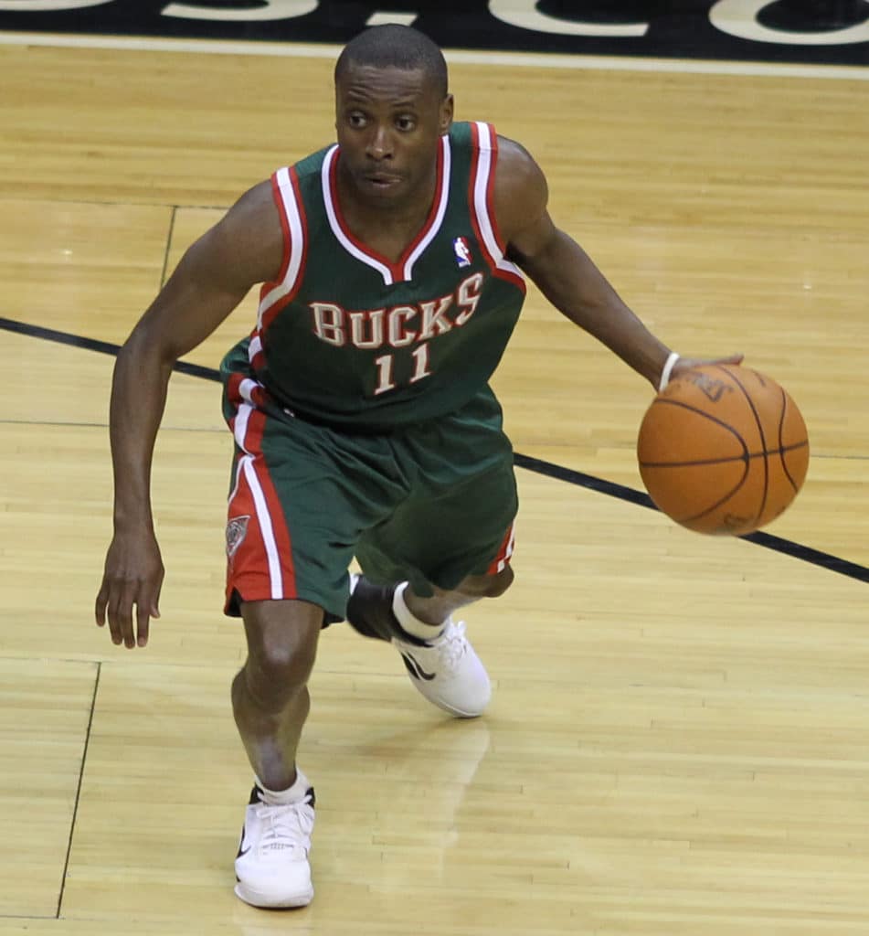 Earl Boykins, jedan od najnižih košarkaša u povijesti NBA lige sa svojih 165 cm (najniži košarkaši)