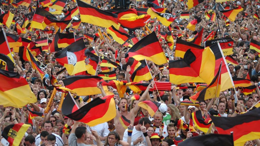 Njemački navijači sa zastavama (Najbolji njemački nogometaši)
