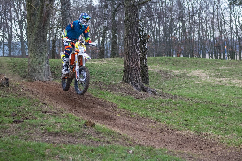 Enduro motociklist utrkuje se u šumi