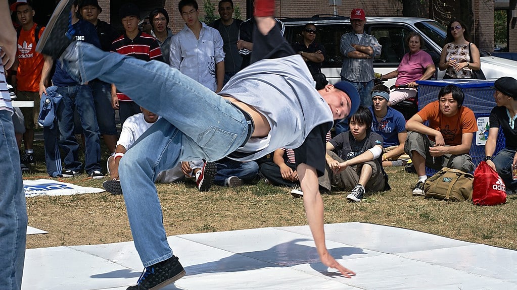 Mladić izvodi breakdancing