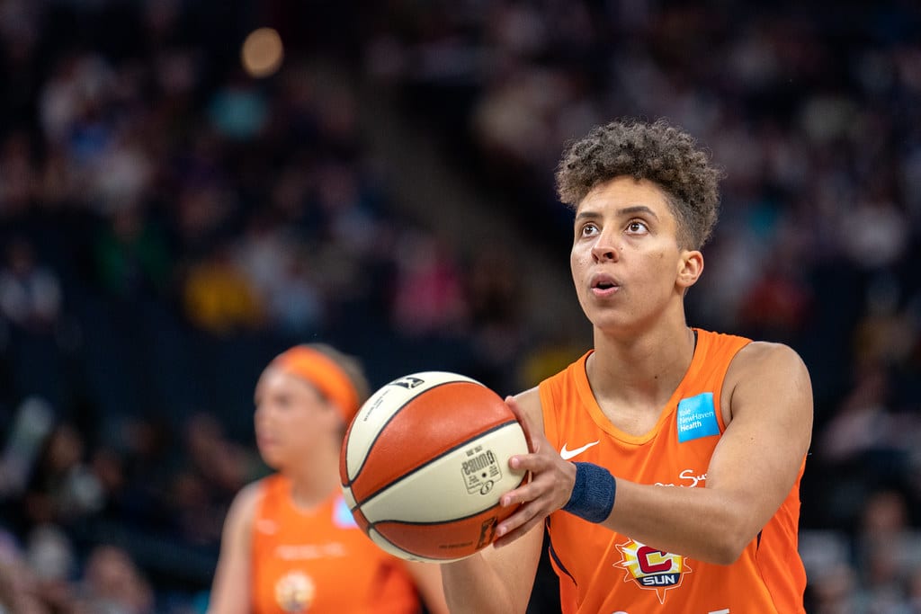 Košarkašica Connecticut Suna sprema se izvesti slobodno bacanje (WNBA liga)