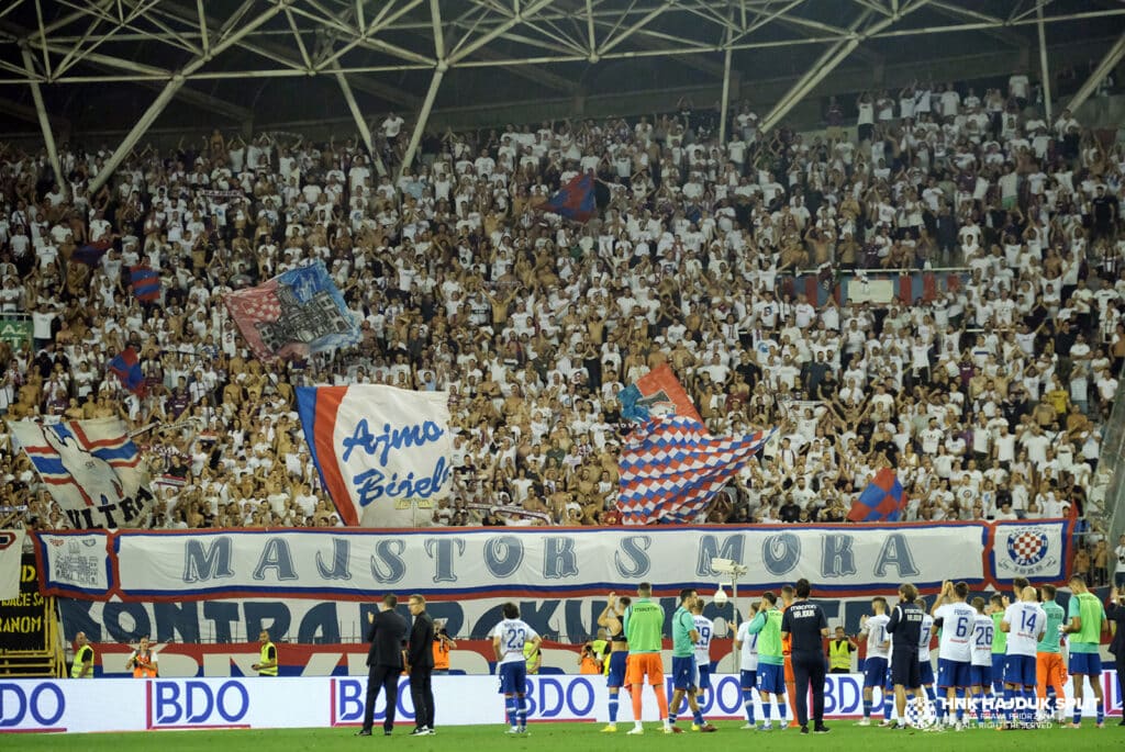 Igrači Hajduka ispred Torcide (Hajduk u Europi)